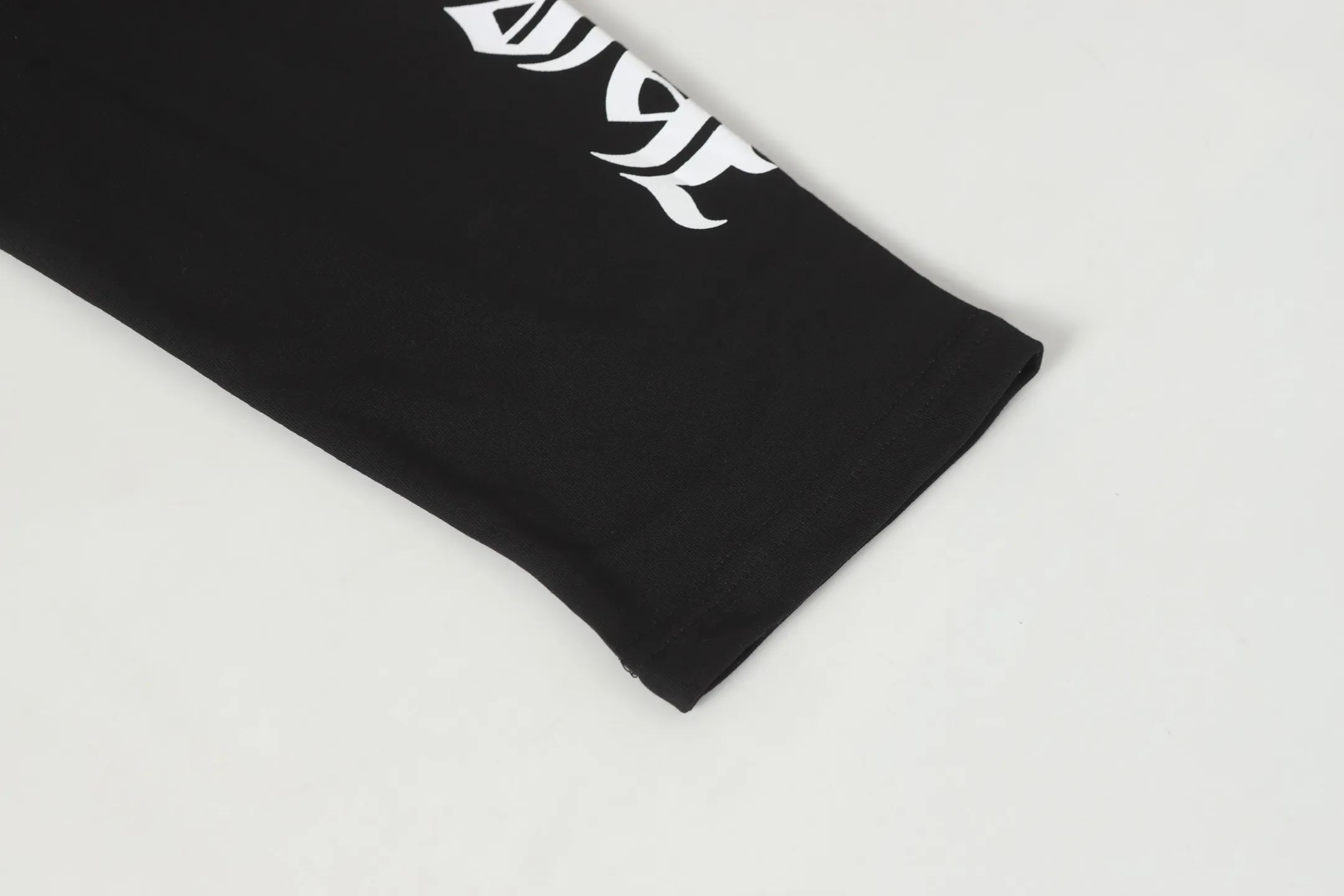 P150 cross-border model. Those who pursue quality, please do not place an order. -Chrome Hearts/Chrome Hearts 23ss Sanskrit printed popular long-sleeved T-shirt -High weight, high density and high quality. The wool is soft, delicate and skin-friendly. It feels soft and silky. It has excellent warmth and skin-friendly properties.